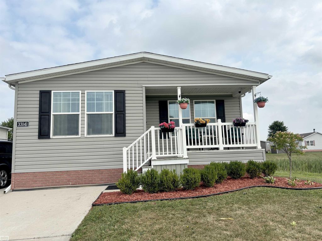 33414 Oak Ct, Lenox township