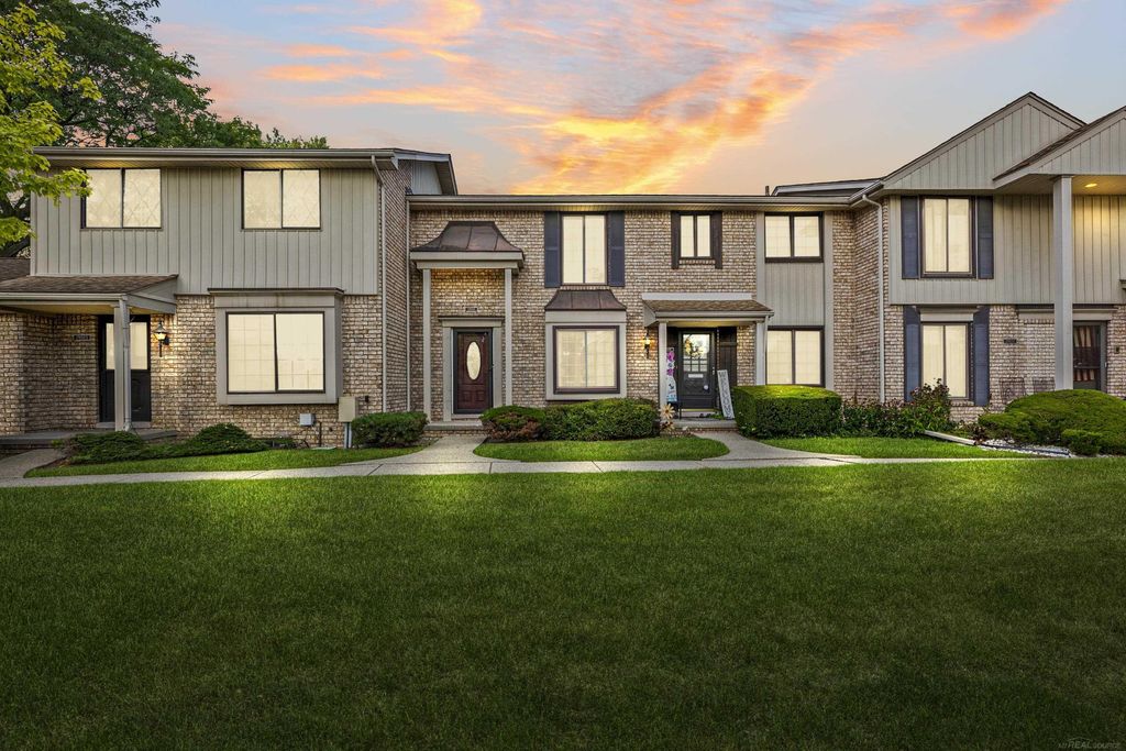 29011 Scarborough Dr, Warren