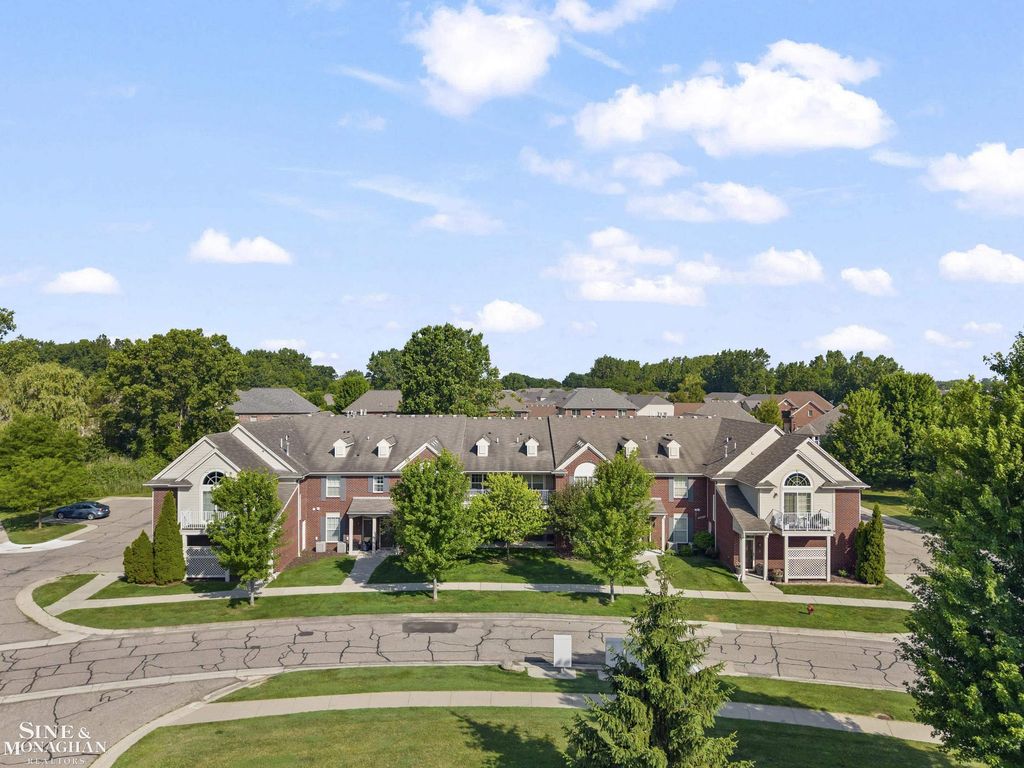 29981 Fox Run, Warren