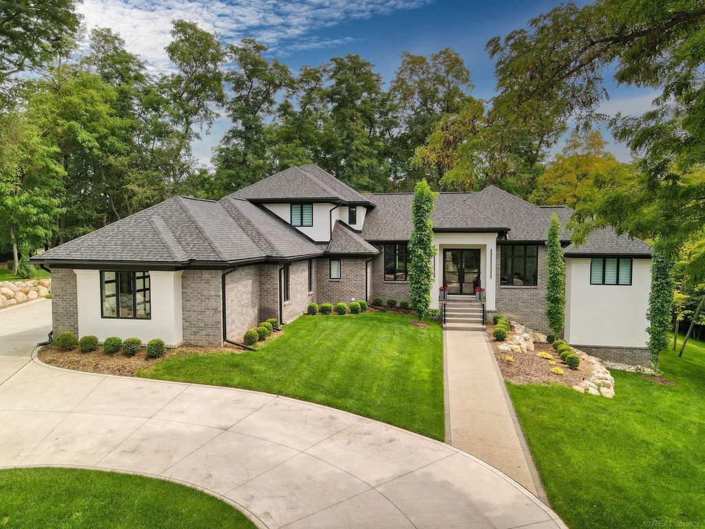 521 Iroquois Ct, Oxford charter township