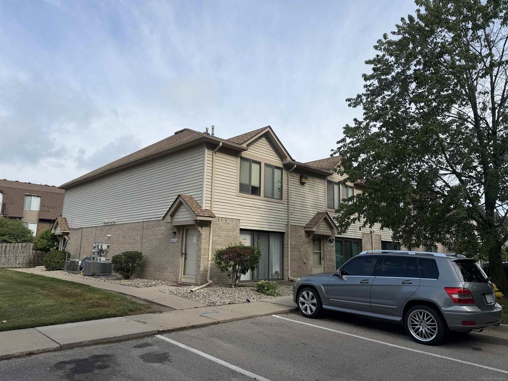38589 Wellington Dr, Clinton Township