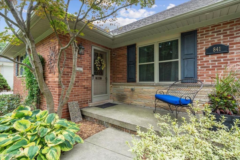 841 Washington Rd, Grosse Pointe city