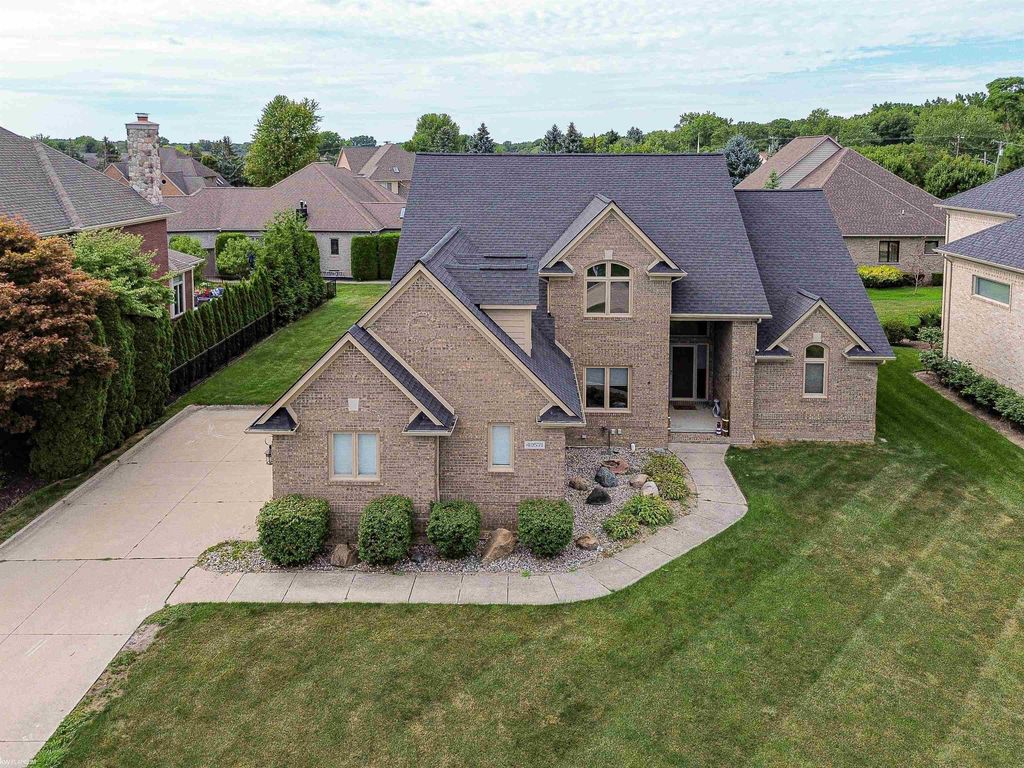 49571 Compass Point Dr, Chesterfield township