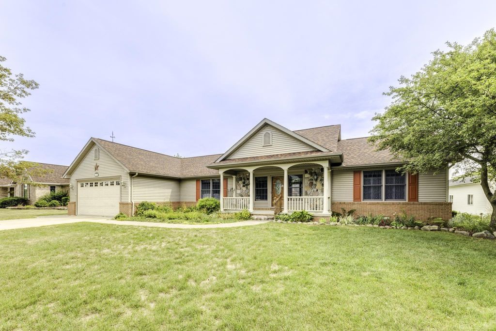 5401 William Dr, Lexington village