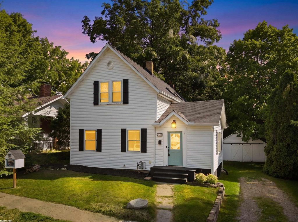 670 Pine St, Lapeer city
