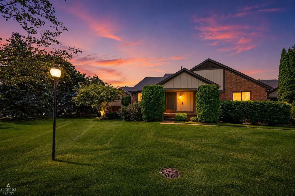32 Meadow Wood Dr, Rochester Hills city