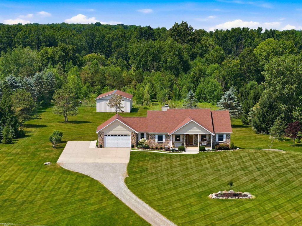 3156 Howland Rd, Almont township