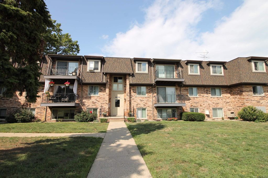 433 Riviera Dr, Saint Clair Shores