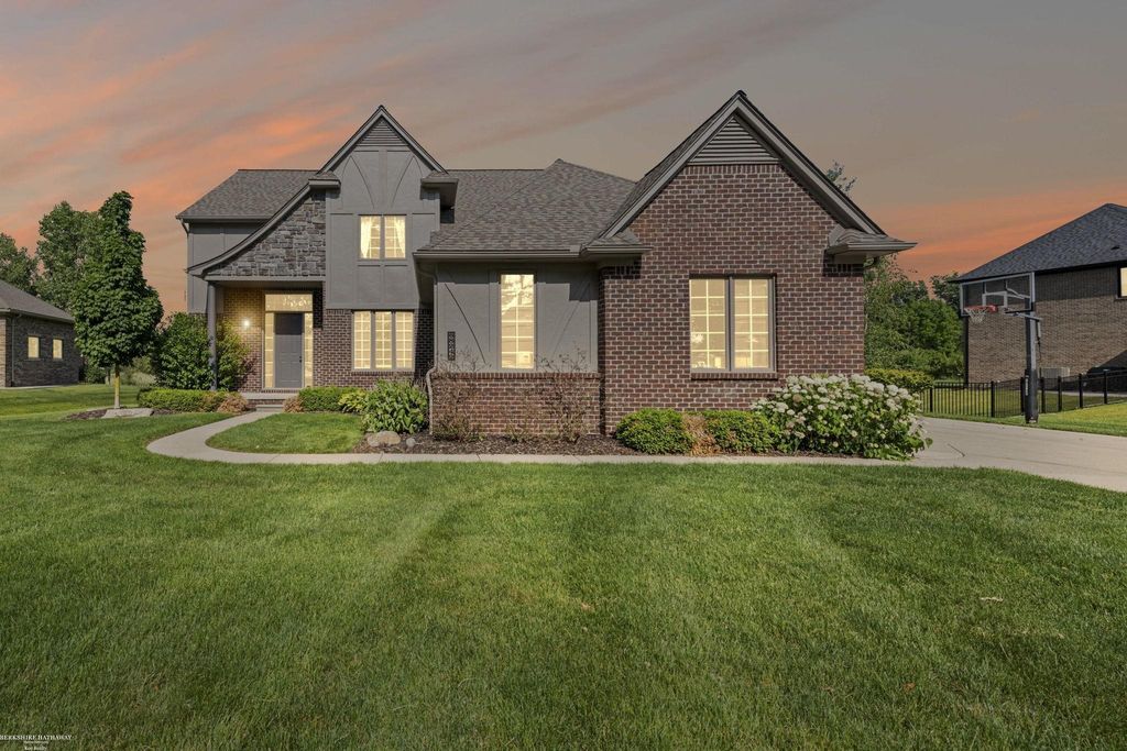 68242 Lake Angela Pointe St, Richmond city