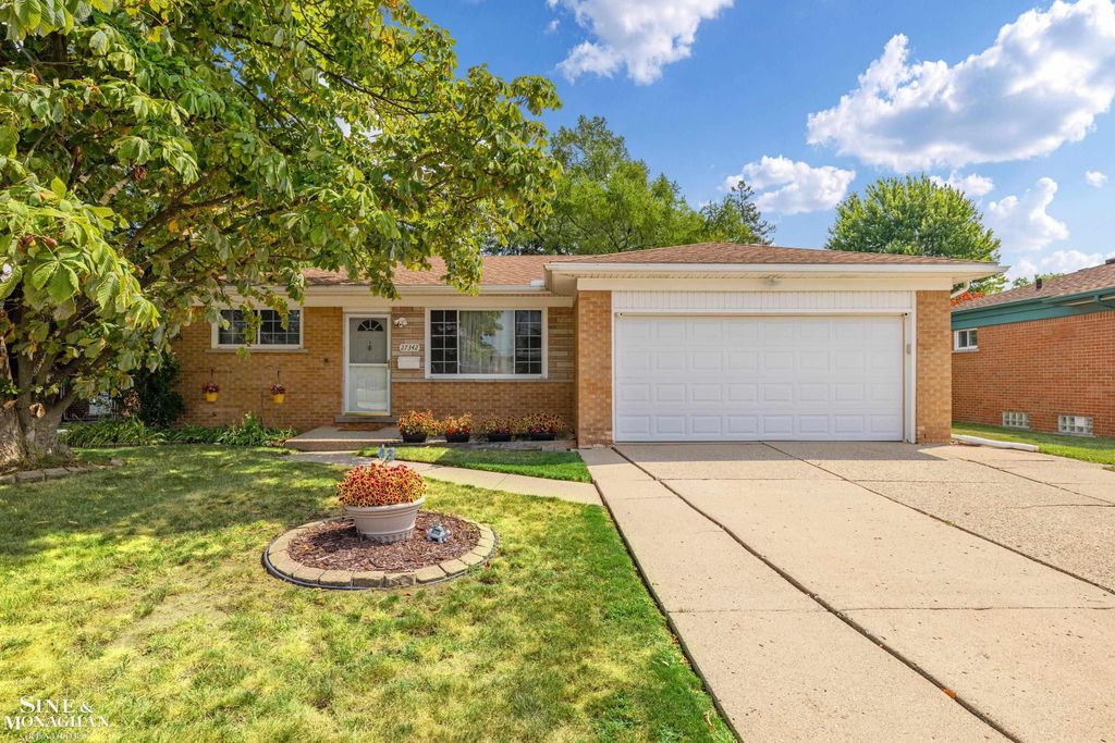27342 Dover Ave, Warren city