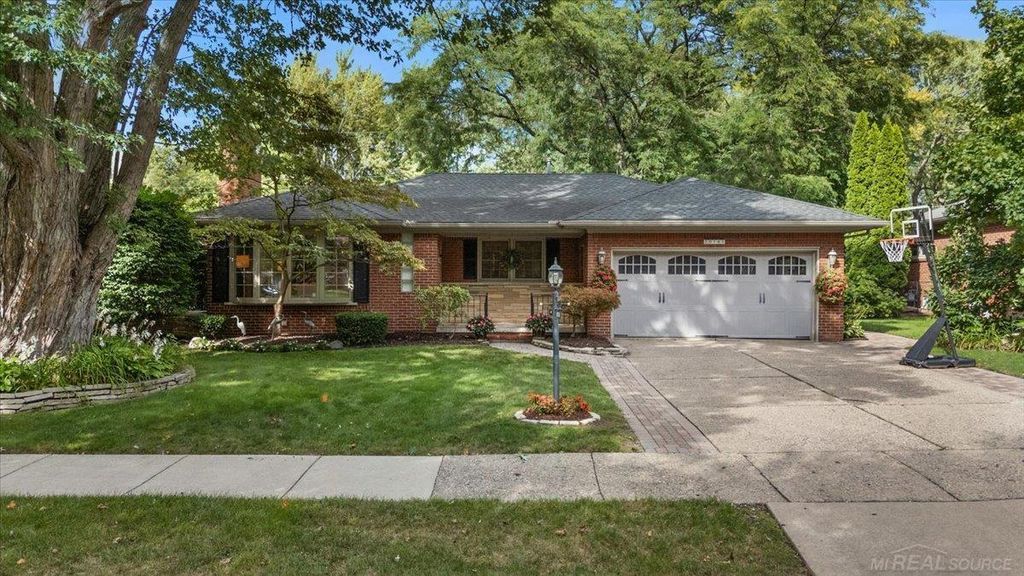 20141 W Ballantyne Ct, Grosse Pointe Woods city