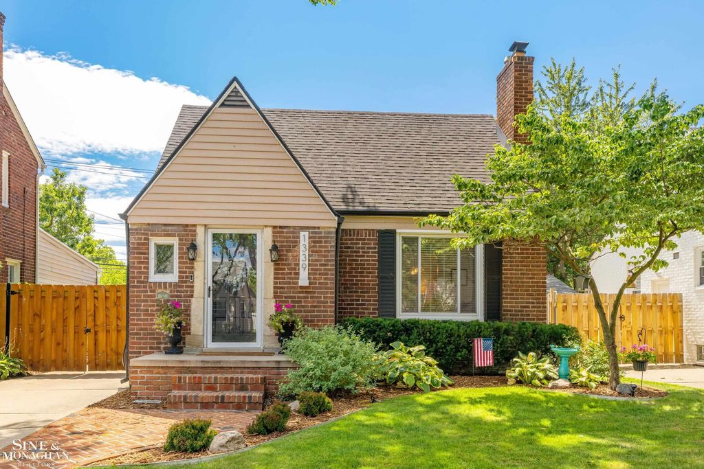 1339 Hampton Rd, Grosse Pointe Woods city