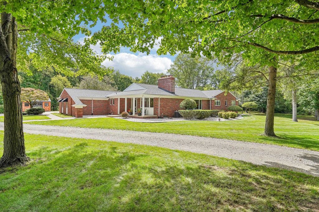 890 E Romeo Rd, Oakland charter township