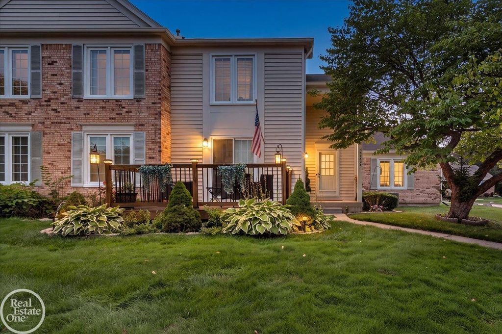37303 Stonegate Cir, Clinton Township