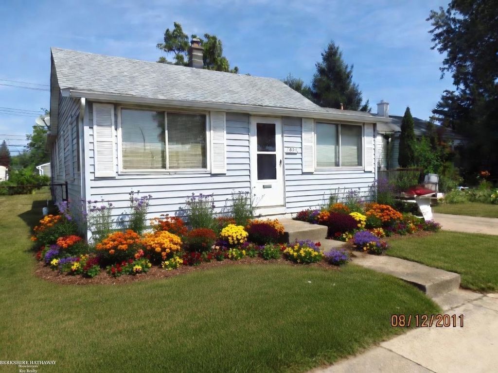 831 E Guthrie Ave, Madison Heights city