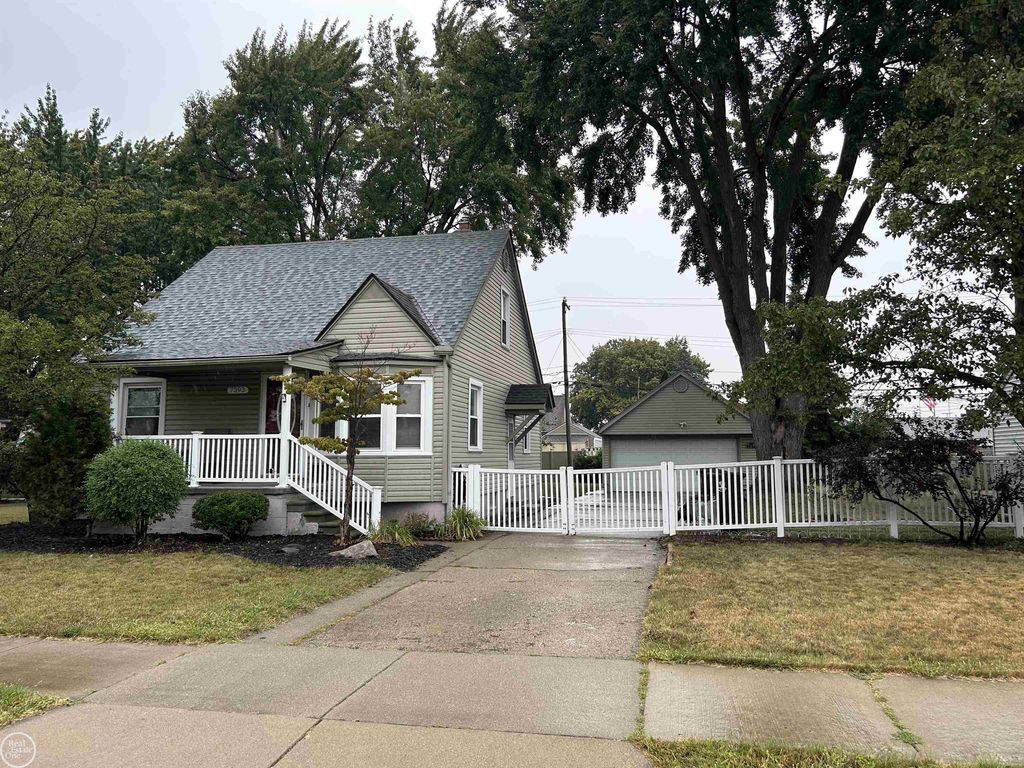 7393 Dale St, Center Line city