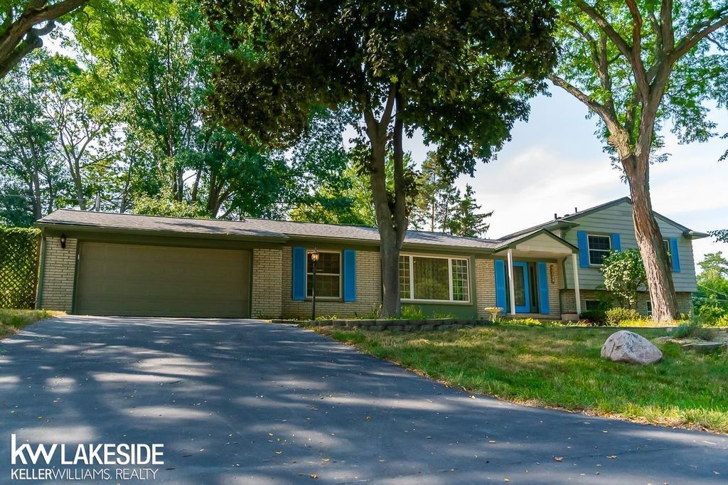 30066 Woodbrook St, Farmington Hills city