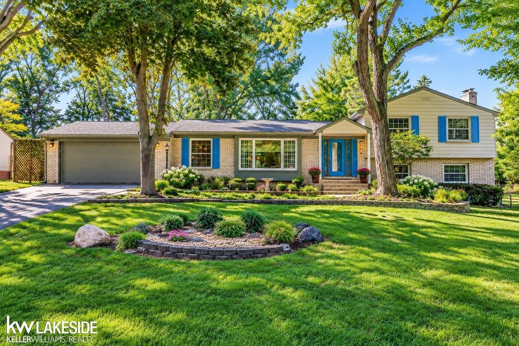 30066 Woodbrook St, Farmington Hills