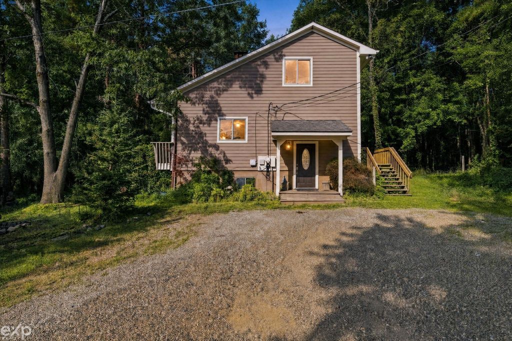 535 Goldengate St, Lake Orion village