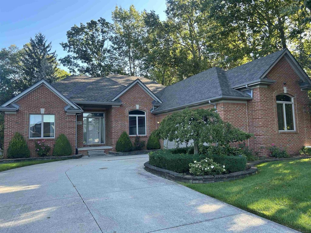 34283 Aspen Park, Chesterfield township