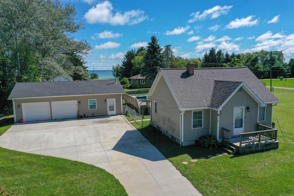 8124 3rd St, Delaware township