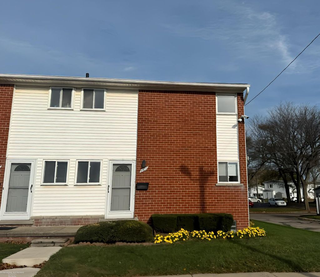 8602 Kaltz St, Center Line