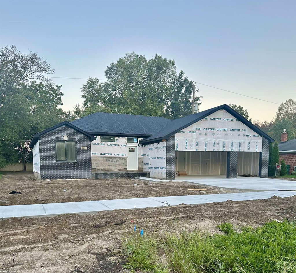 45215 Fairchild Rd, Macomb