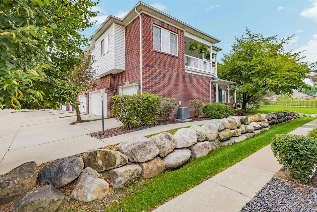 6817 Boulder Pointe Dr, Washington Twp