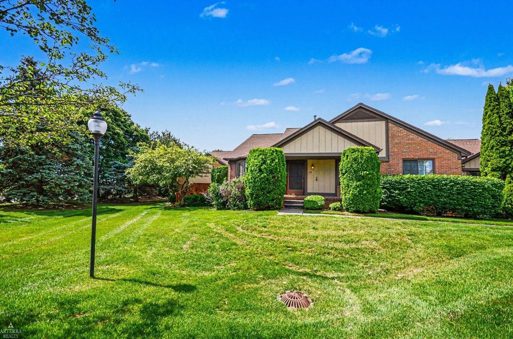 32 Meadow Wood Dr, Rochester Hills city
