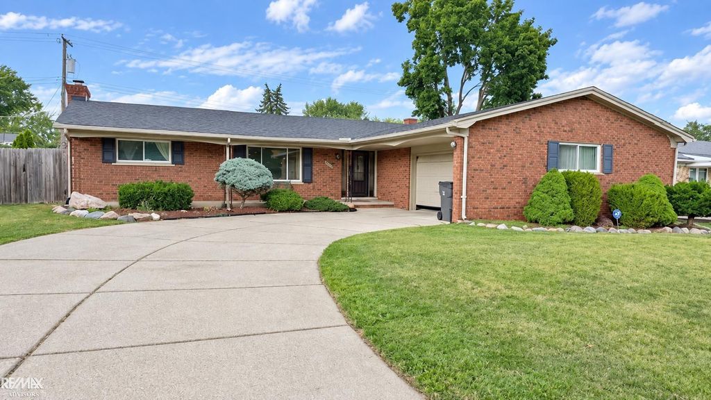 35358 Bobcean Rd, Clinton Township