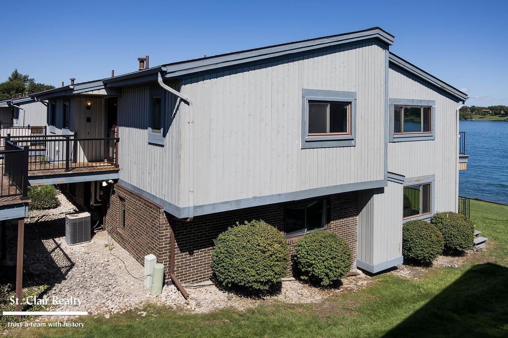 1715 N River Rd, Saint Clair