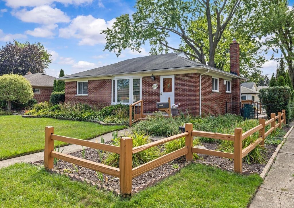 999 Huntington Dr, Mount Clemens