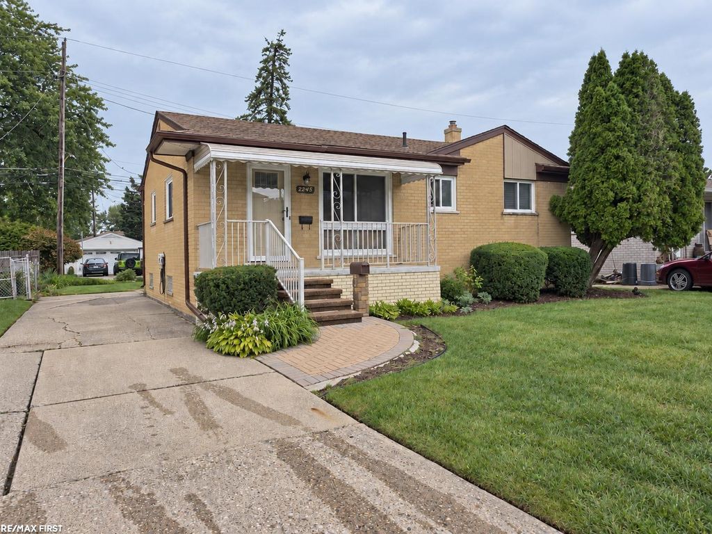 22455 Wildwood St, Saint Clair Shores