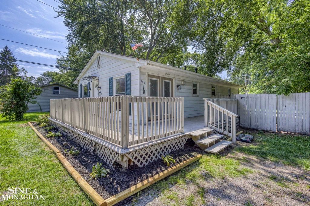 905 Liberty Rd, Algonac