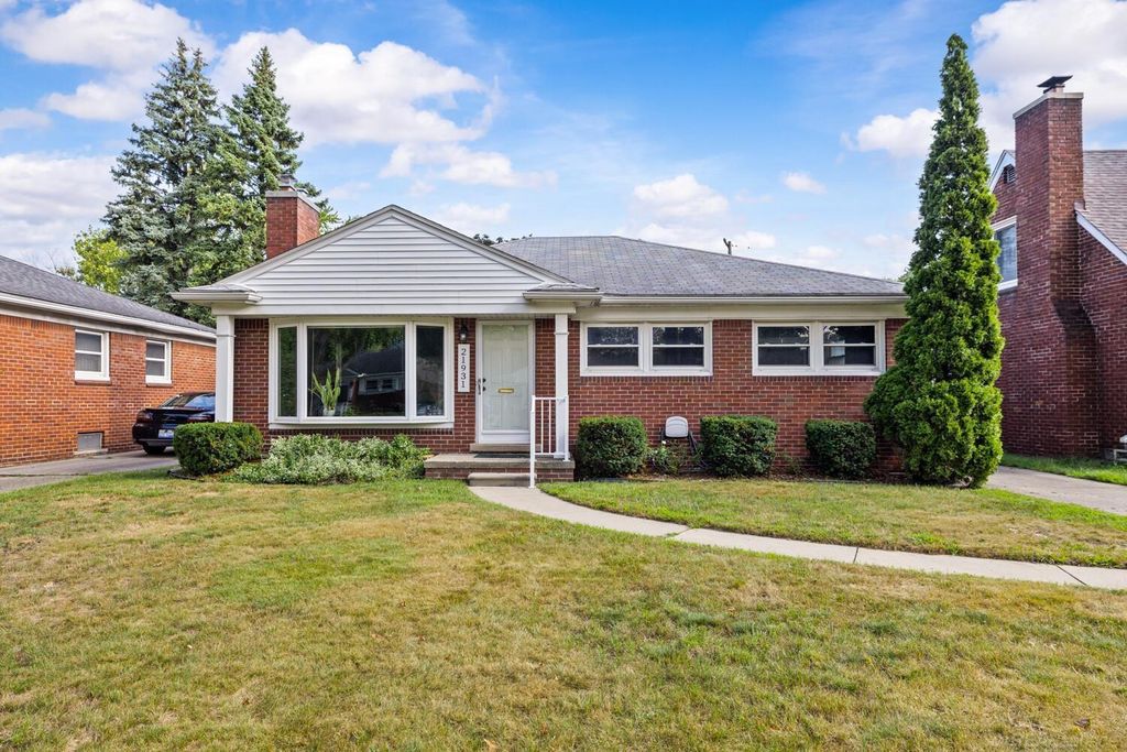 21931 Edmunton St, Saint Clair Shores