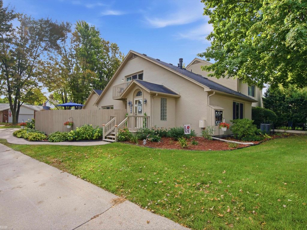 42297 E Edward Dr, Clinton Township