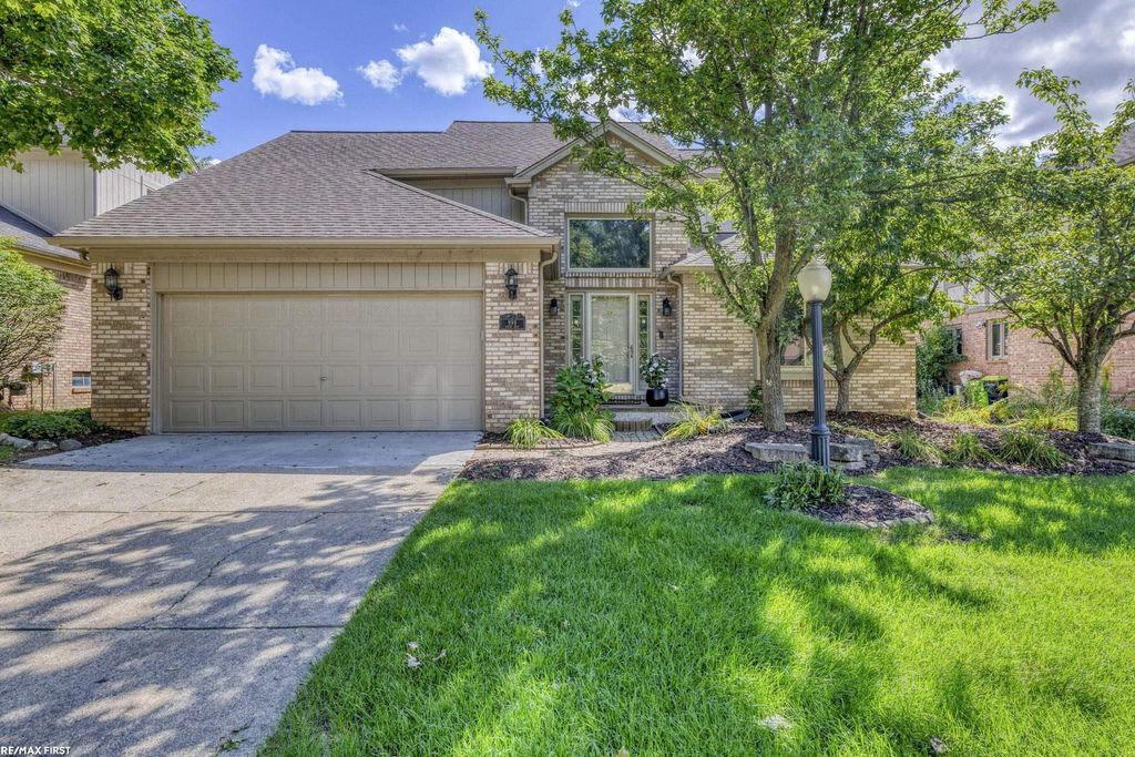 999 River Mist Dr, Rochester