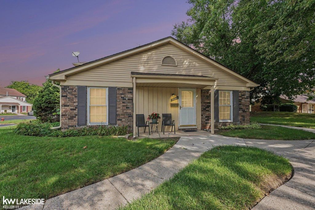 34204 Garfield Cir, Fraser