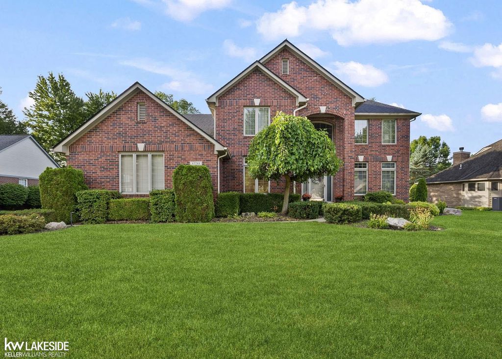 43748 Fallen Tree Dr, Sterling Heights