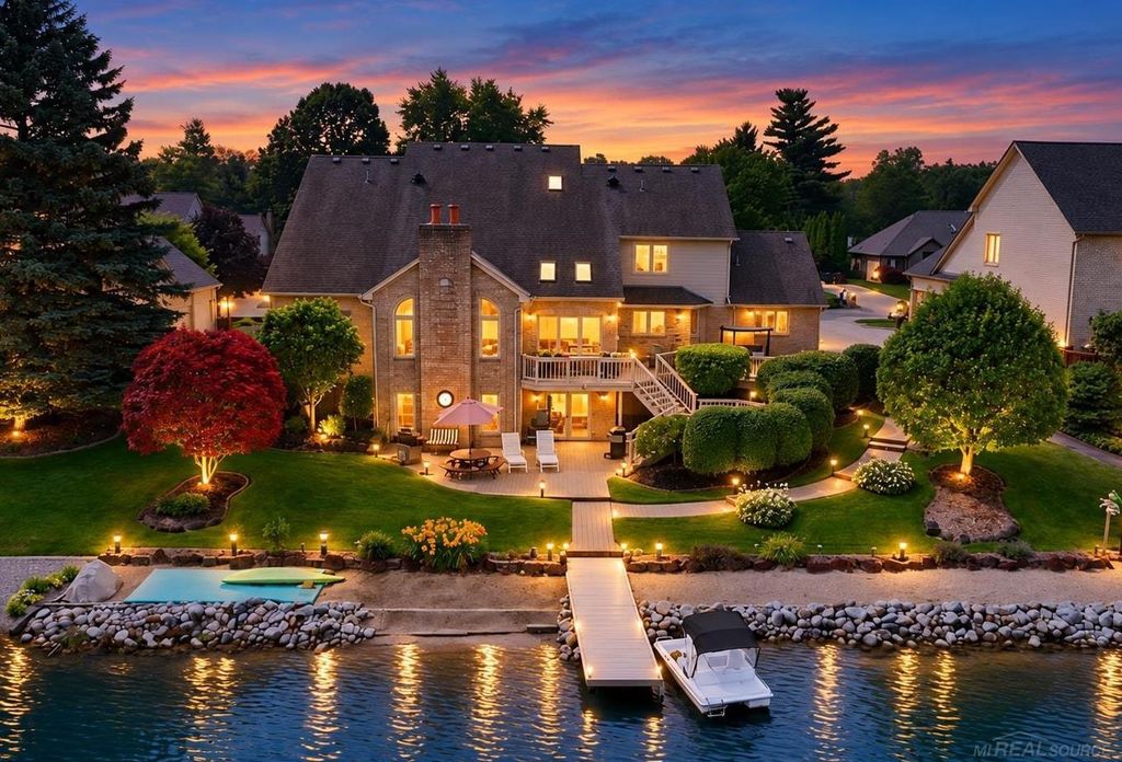 8893 Chestnut Run, Shelby Twp