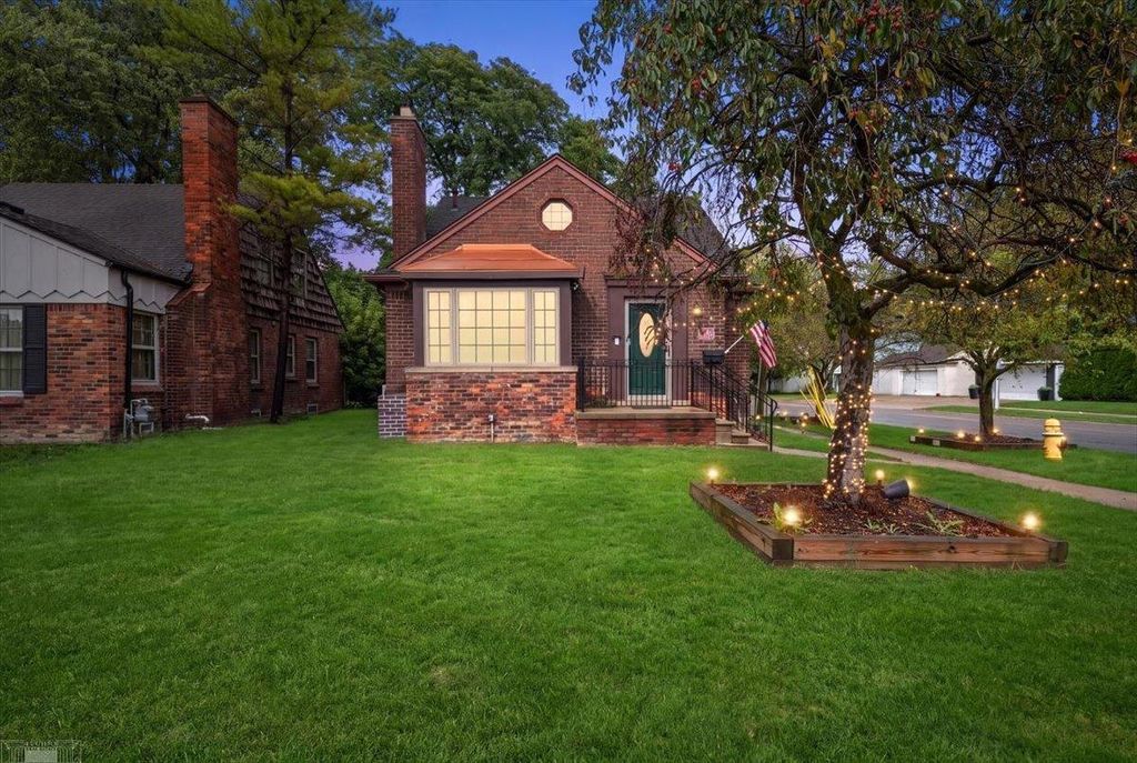 1292 Vernier Rd, Grosse Pointe Woods