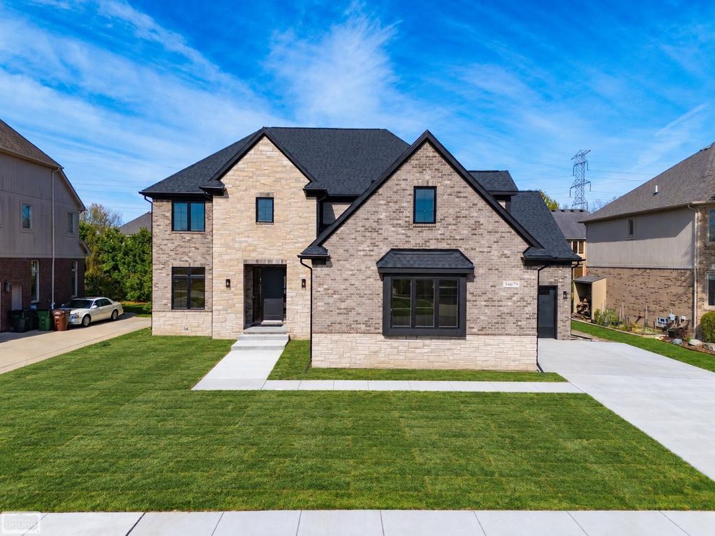 54679 White Pine Ln, Shelby Twp