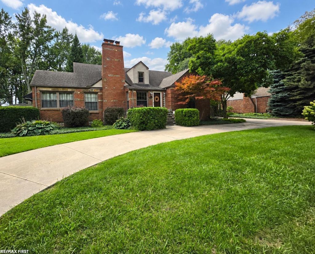 543 Vernier Rd, Grosse Pointe Woods