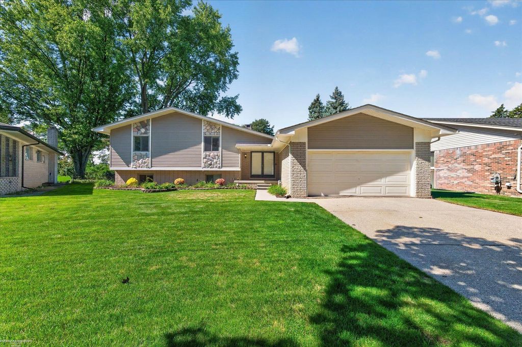 32843 Surow Dr, Warren