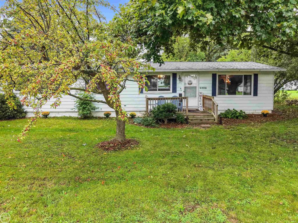 2547 Maple St, Deckerville
