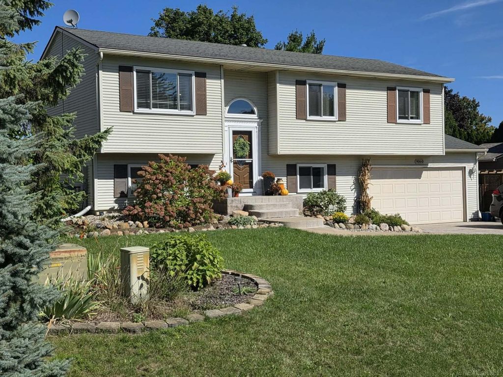 9060 Wildwood Lake Dr, Whitmore Lake