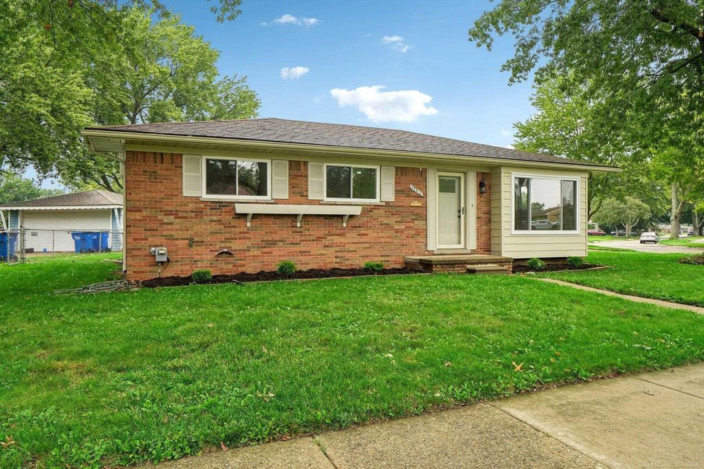 29812 Newport Dr, Warren