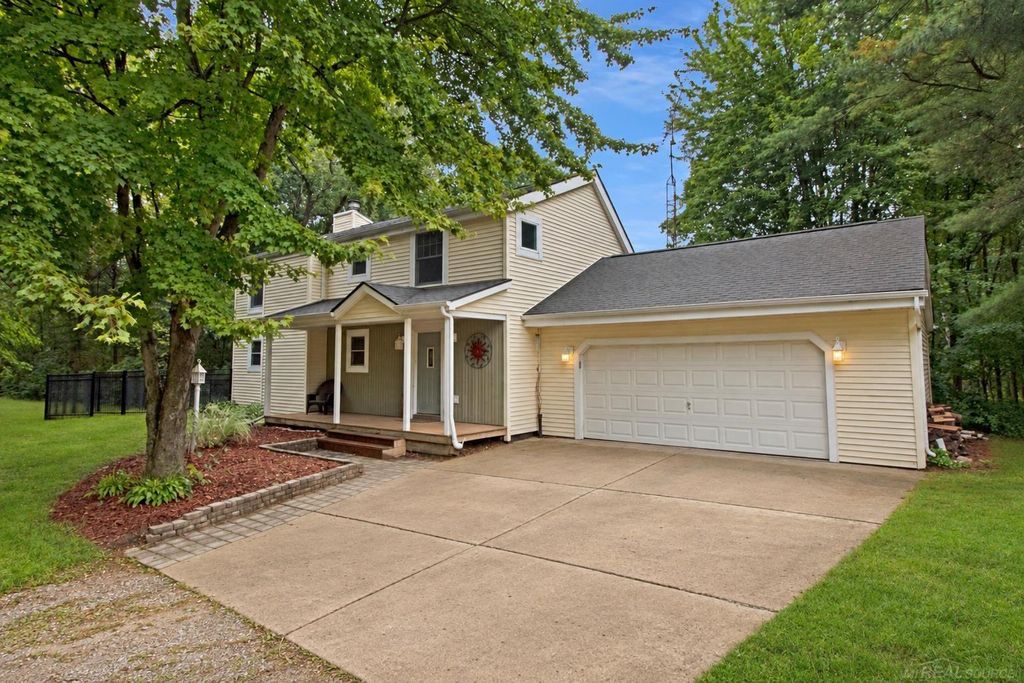 496 Kuwe Ln, Lapeer