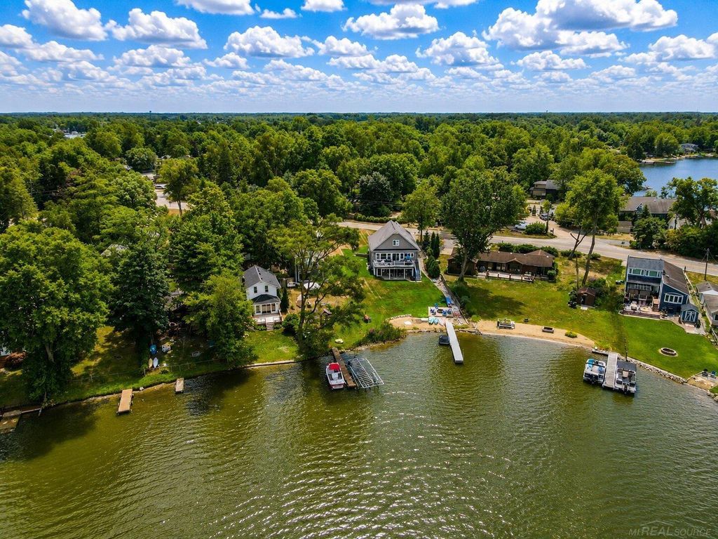 9322 Cedar Island Rd, White Lake