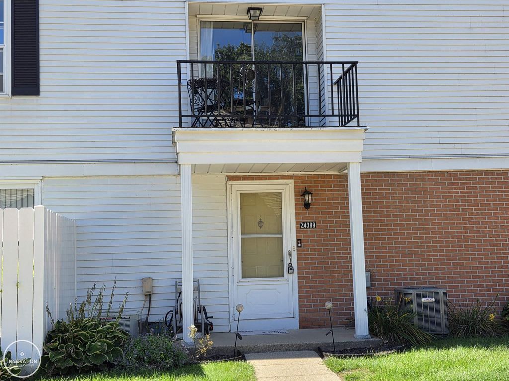24399 Meadowbridge Dr, Clinton Township